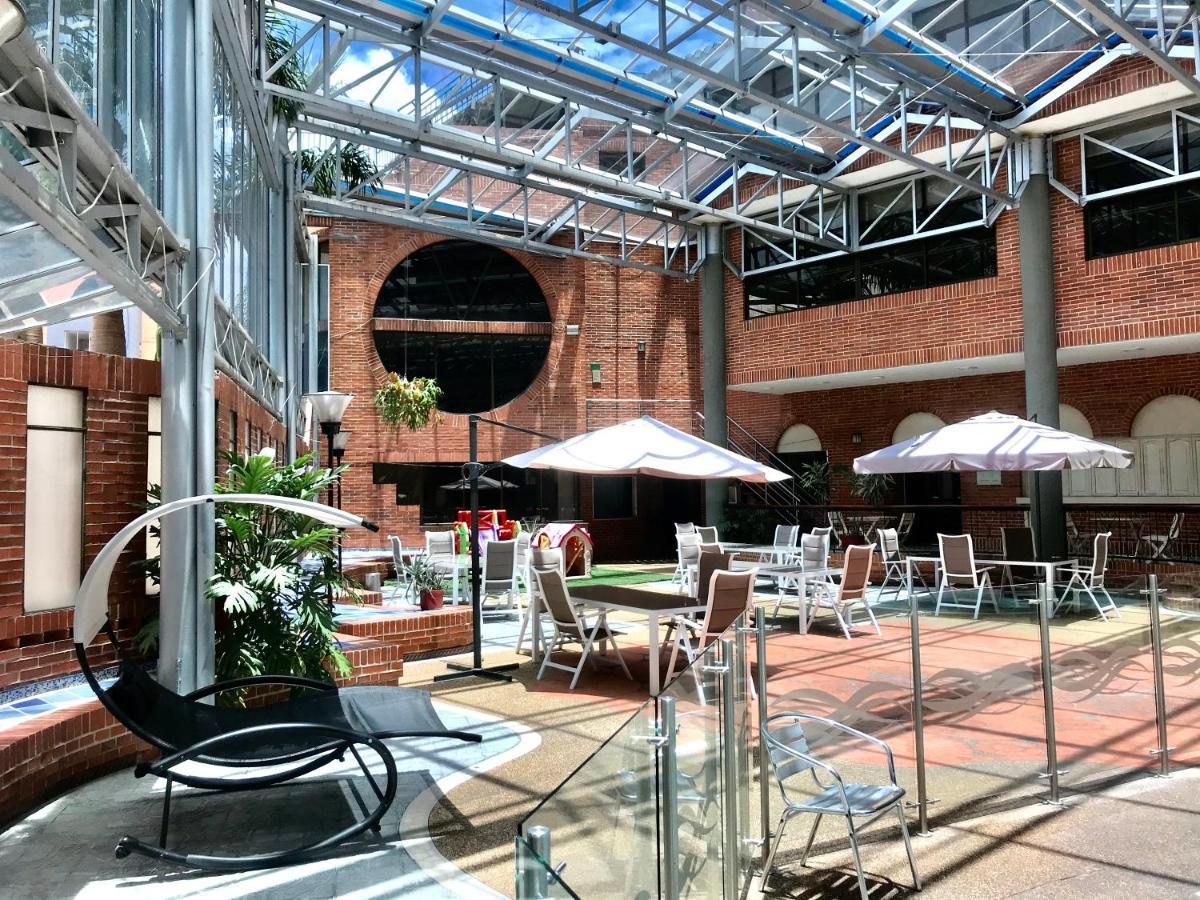 Casa Morales Hotel Internacional y Centro de Convenciones Ibagué Exterior foto The courtyard at the University of Westminster