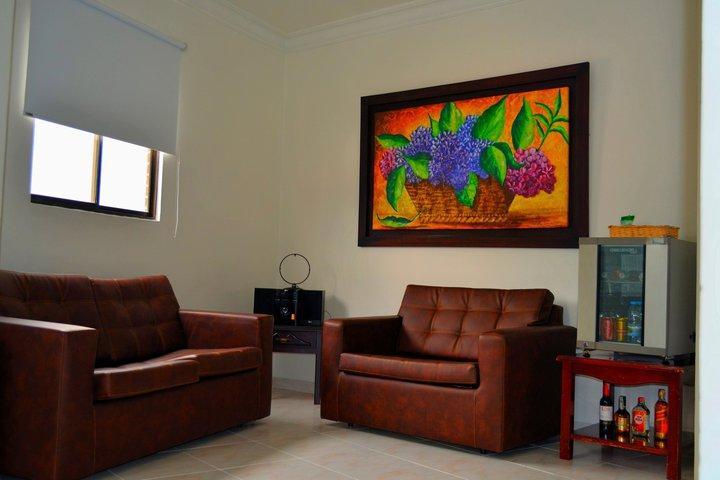 Casa Morales Hotel Internacional y Centro de Convenciones Ibagué Exterior foto A living room with a sofa and armchair